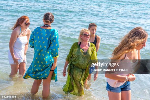 Première manifestation pro burkini, le 11 septembre 2016 à Carnon, Hérault, France. Elle n'a rassemblé qu'une dizaine de personnes, Catherine Kallal...