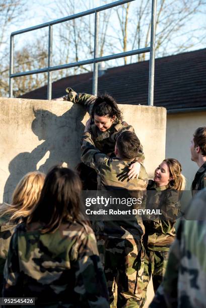 Une quarantaine d?étudiants du Lyon d?IDRAC Business School est plongée en immersion totale au sein de la base militaire de La Valbonne, le 9 février...