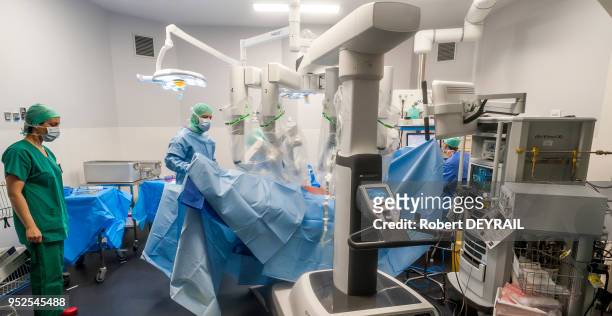 Olivier Raspado, chirurgien digestif spécialisé en chirurgie mini-invasive, coelioscopique et robotique utilise le robot 'Da Vinci S-HD' qui fournit...