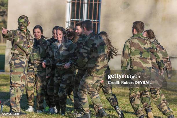 Une quarantaine d?étudiants du Lyon d?IDRAC Business School est plongée en immersion totale au sein de la base militaire de La Valbonne, le 9 février...