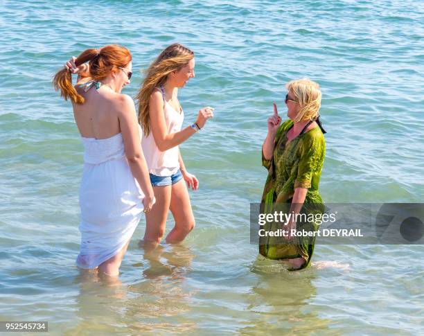 Première manifestation pro burkini, le 11 septembre 2016 à Carnon, Hérault, France. Elle n'a rassemblé qu'une dizaine de personnes, Catherine Kallal...