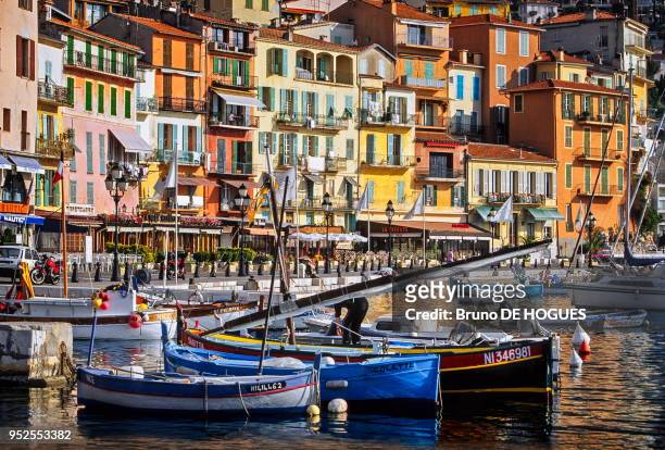 Le port de Villefranche-sur-Mer avec les bateaux de pêche typiques appelés 'Pointu'. Alpes Maritimes, France.