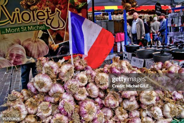 Ail violet du Mont Saint-Michel et petit drapeau français sur un marché17 juillet 2016, Le Mans, France.