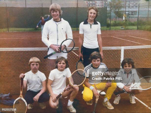 Boris Becker enfant sur un court de tennis dans sa ville natale, circa 1970, à Leimen, Allemagne.