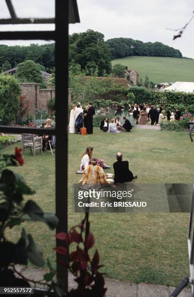 Déjeuner sur l'herbe lors d'un entracte au festival de Glyndenbourne en mai 1988, Royaume-Uni.