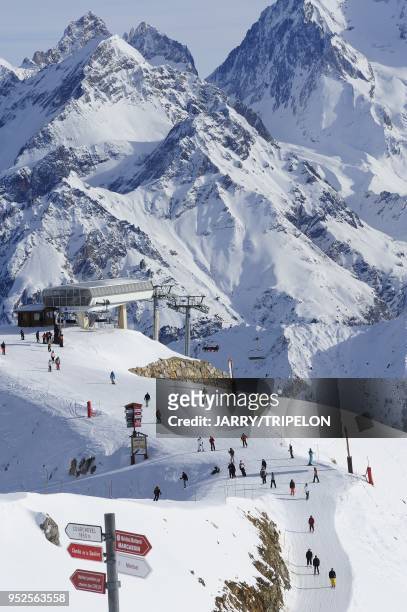 Top of Vizelle and Vanoise mountains seen from Saulire, Courchevel 1850 ski resort, Trois Vallees skiing area, Tarentaise valley, Savoie department,...