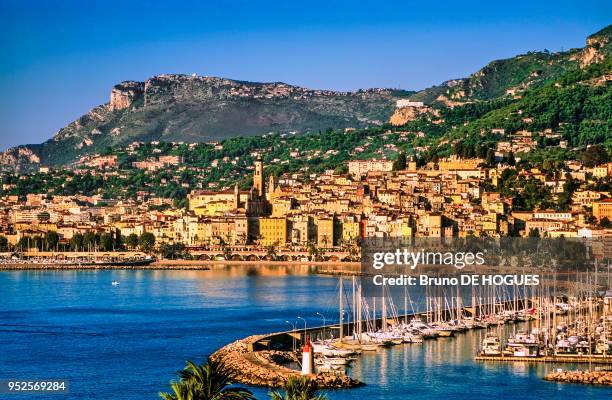 Le port de plaisance de Menton et sa Basilique Saint Michel. Alpes Maritimes, France.