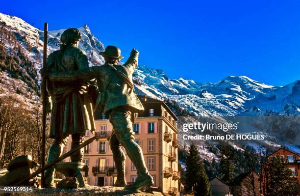 Monument à la gloire de Jacques Balmat montrant le Mont-Blanc à Horace-Bénédict de Saussure en 1998. Le glacier des Bossons depuis Chamonix,...