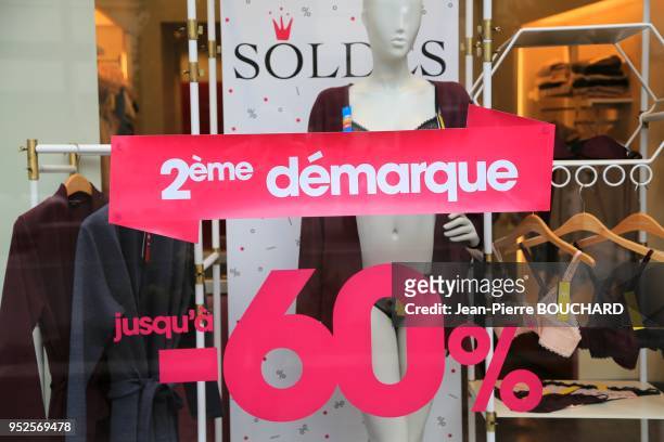 Soldes et réduction de prix sur une vitrine de vêtement, 16 janvier 2016, Bordeaux, France.