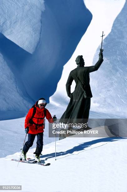 Ski a la Rosiere dans l'Espace San Bernardo en Savoie et val d 'Aoste. Col du Pt st Bernard et statue de l'abbe Chamoux. France et Italie.