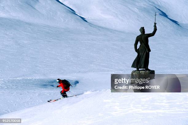 Ski a la Rosiere dans l'Espace San Bernardo en Savoie et val d 'Aoste. Col du Pt st Bernard et statue de l'abbe Chamoux, France et Italie, MR.