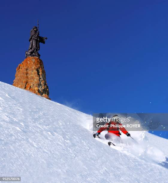 Ski a la Rosiere dans l'Espace San Bernardo en Savoie et val d 'Aoste. Col du Pt st Bernard et statue de saint Bernard. France et Italie.