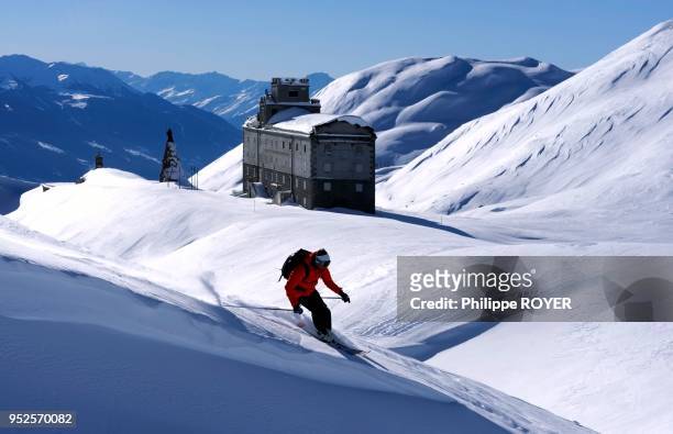 Ski a la Rosiere dans l'Espace San Bernardo en Savoie et val d 'Aoste. Col du Pt st Bernard et statue de saint Bernard. France et Italie.