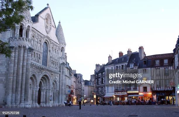 Terrasses de cafe-restaurant autour du parvis de l'eglise Notre Dame la Grande, la nuit.