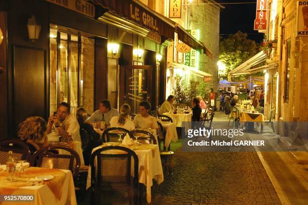 Vieille ville avec ses nombreuses terrasses de restaurant qui animent chaleureusement ses ruelles pietonnieres aussi bien le [jour] que la nuit.