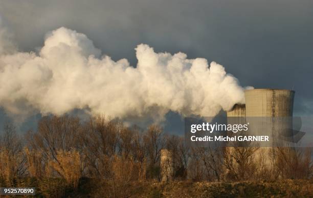 La centrale nucleaire du Tricastin est situee sur la rive droite du canal de derivation du Rhone.