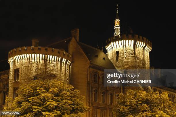 Hotel de Ville, autrefois chateau des comtes d'Angouleme, dont il reste seulement deux tours, est illumine la nuit.