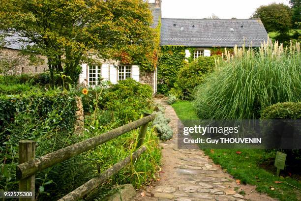 Maison de campagne du poète français Jacques Prévert , jardin de l'église d'Omonville la Petite, Manche, France.