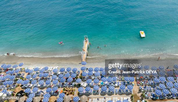 Parasols sur la plage 'Neptune', Promenade des Anglais, Nice, France.