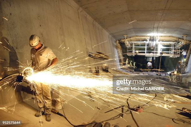 Chantier de construction de l'autoroute A89 sur le reseau d'Autoroute du Sud de la France . Le viaduc de la Sioule enjambe la vallee du meme nom....