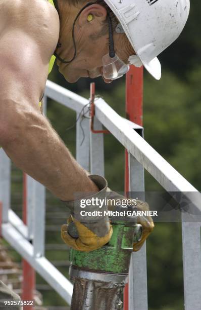 Chantier de construction de l'autoroute A89 sur le reseau d'Autoroute du Sud de la France . Ouvrier preparant au marteau-piqueur la pose du parapet...