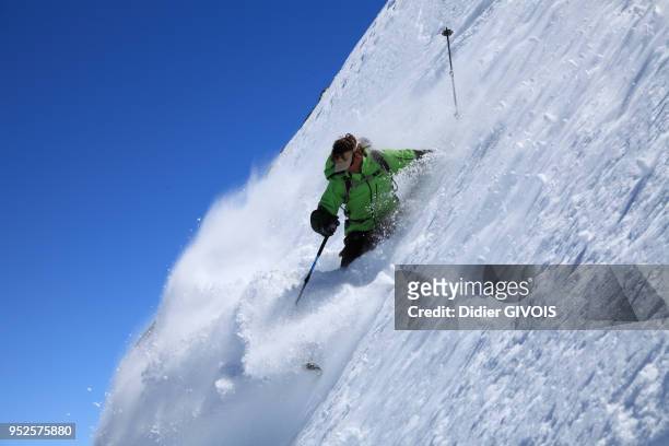 France, Savoie, Paradiski, Les Arcs, ski de pente raide sur la face nord de Turia près du mont Pourri.