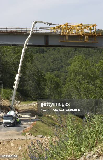 Chantier de construction de l'autoroute A89 sur le reseau d'Autoroute du Sud de la France . Betonnage du tablier du viaduc de Lalong.