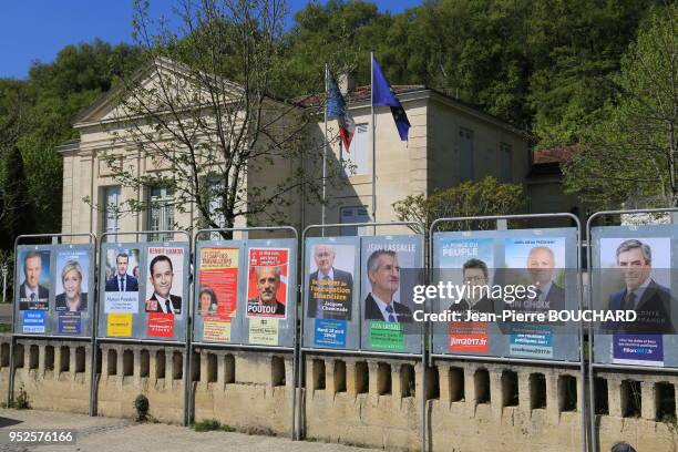 Affiches électorales pour l?élection présidentielle 2017 devant la mairie d?un village de Gironde, 13 avril 2017, France.