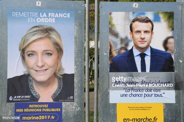 Affiches électorales de Marine Le Pen et d'Emmanuel Macron pour l?élection présidentielle 2017 devant la mairie d?un village de Gironde, 13 avril...