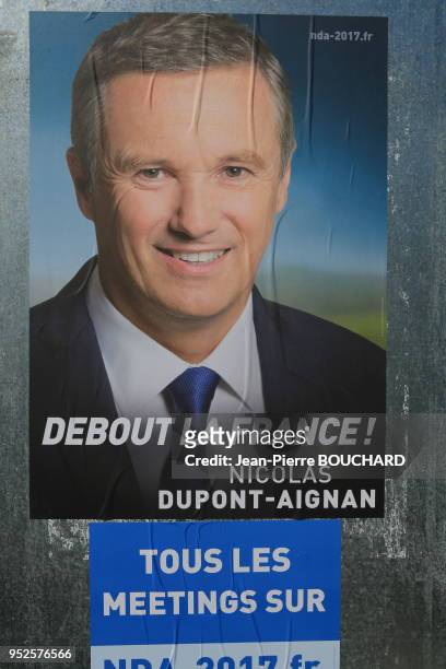 Affiche électorale Nicolas Dupont-Aignan pour l?élection présidentielle 2017 devant la mairie d?un village de Gironde, 13 avril 2017, France.