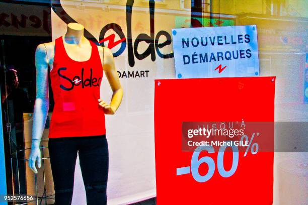 Vitrine de soldes informant moins 60 % sur des vetements, Le Mans Sarthe, France, 17 Janvier 2016.