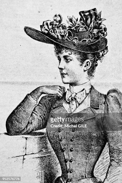 La mode en 1890, femme avec un chapeau cléopatre et une jaquette tailleur, France.