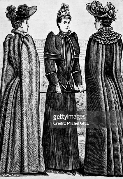 La mode en 1890, femmes avec des manteaux de voyage, France.