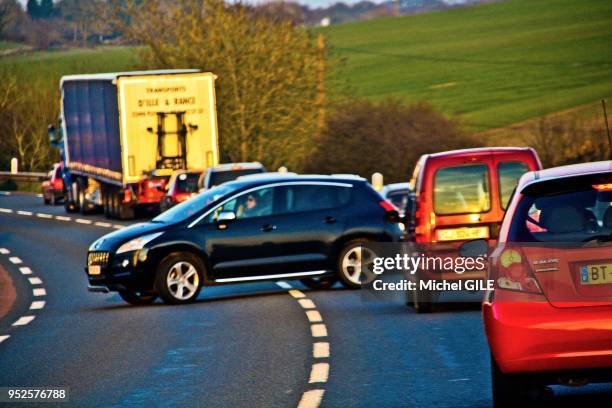 Embouteillage sur une route nationale suite a un bouchon, 15 mars 2016, Sarthe, France.