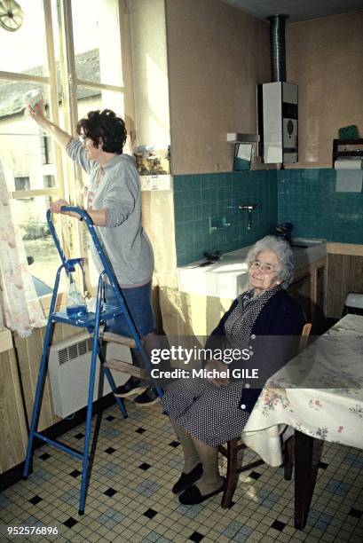 Aide à domicile pour personne agée, Sarthe, France.