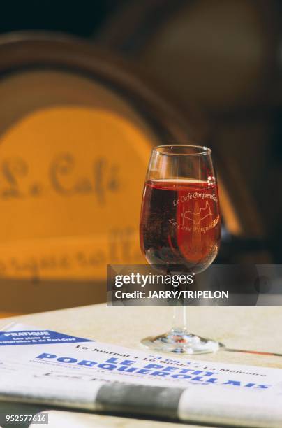 Verre de rosé de Porquerolles et journal local "Le Petit Porquerollais" à la terrasse d'un café, Ile de Porquerolles, Iles d'Hyères, Var, région...