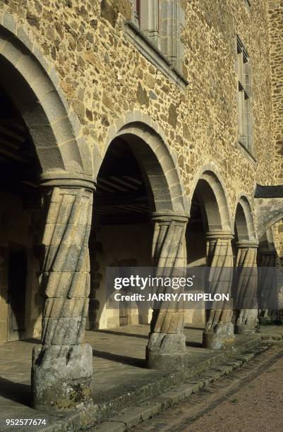 Galerie a arcades et colonnes torses de la cour interieure du chateau Renaissance, musee departemental d Art contemporain, Rochechouart, Parc Naturel...