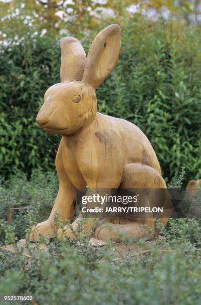 Sculpture illustrant la fable de La Fontaine Le Lievre et la Tortue, , labyrinthe jeu pour les enfants, Jardin des Deux Rives, realise en 2004 par l...