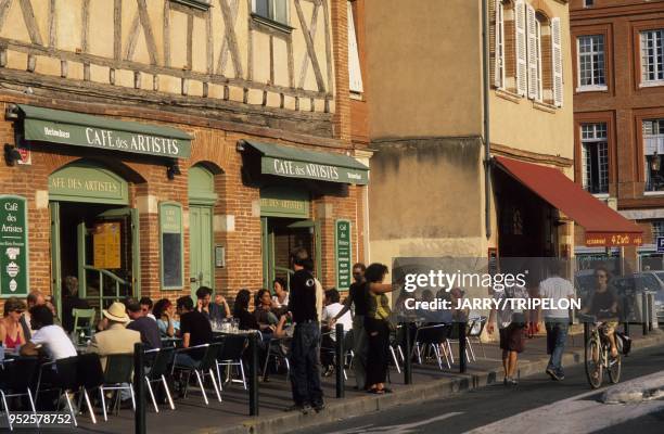 Terrasse du cafe des Artistes, place de la Daurade, Toulouse, departement Haute-Garonne, region Midi-Pyrenees, France Cafe des Artistes terrace in...