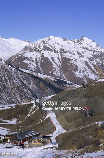 Manque de neige illustrant le rechauffement climatique, piste entretenue par canons a neige, Saint-Martin-de-Belleville, Domaine skiable des Trois...