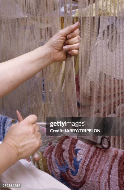 Detail tranche fil, velouteuse au travail sur un metier de haute-lisse, tapis de savonnerie, tapisserie, Manufacture Saint-Jean, Aubusson,...