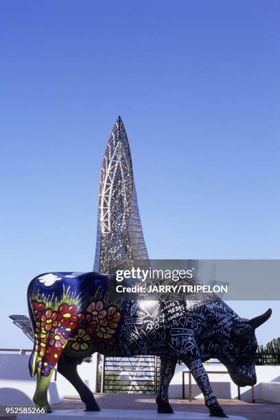 Sculpture Pez y Esfera de Frank O.Gehry, jardin de l Hotel Arts construit en 1994 par l architecte Bruce Graham, quartier Port Olympique, Barcelone,...