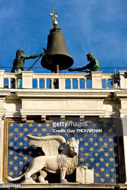 Torre dell' Orologio, 15ème siècle, avec les deux Maures sonnant la cloche et le lion, symbole de Venise, Piazza San Marco, San Marco, Venise, Italie.