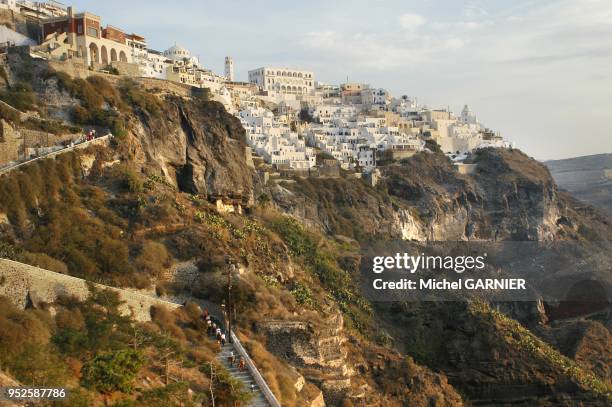 Fira ,capitale de l'ile,situee 260 m au dessus du niveau de la mer Egee tout en haut de la caldeira, paroi verticale marquant les bords interieurs du...