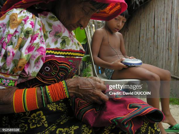 San Blas island on atlantic coast of Panama are inhabited by Kuna indians. Grandma Yorbibi is stitching a mola, traditionnal piece of cloth, while...