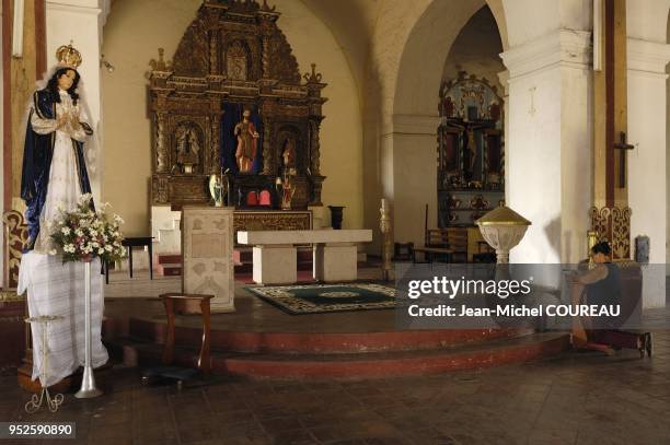 Personnes venant prier le matin du Vendredi Saint,.