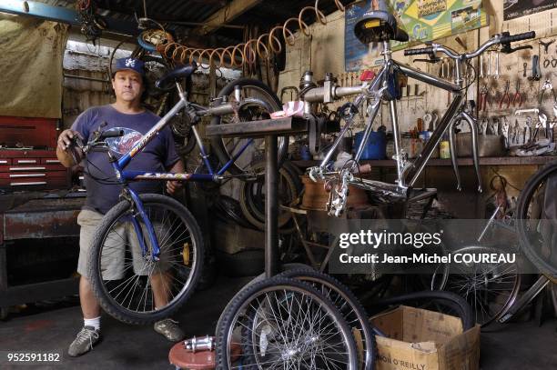 REPARATEUR DE BICYCLETTE A MASAYA, NICARAGUA.