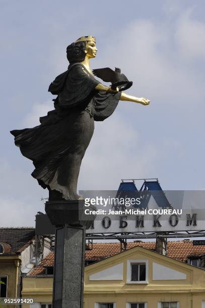 Haut de 24m, le monument a ete erige en l'an 2001 sur l'emplacement d'une statue de Lenine. La figure feminine represente Sofia et incarne la Sagesse...