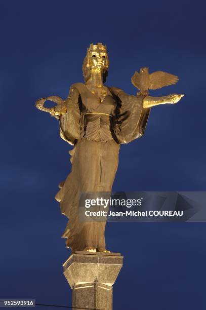 Haut de 24m, le monument a ete erige en l'an 2001 sur l'emplacement d'une statue de Lenine. La figure feminine represente Sofia et incarne la Sagesse...