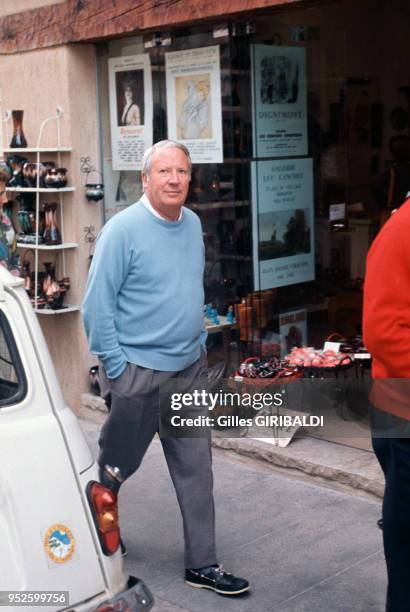 Ex-premier ministre britannique Edward Heath se promène dans une rue de Vallauris, circa 1970, France.